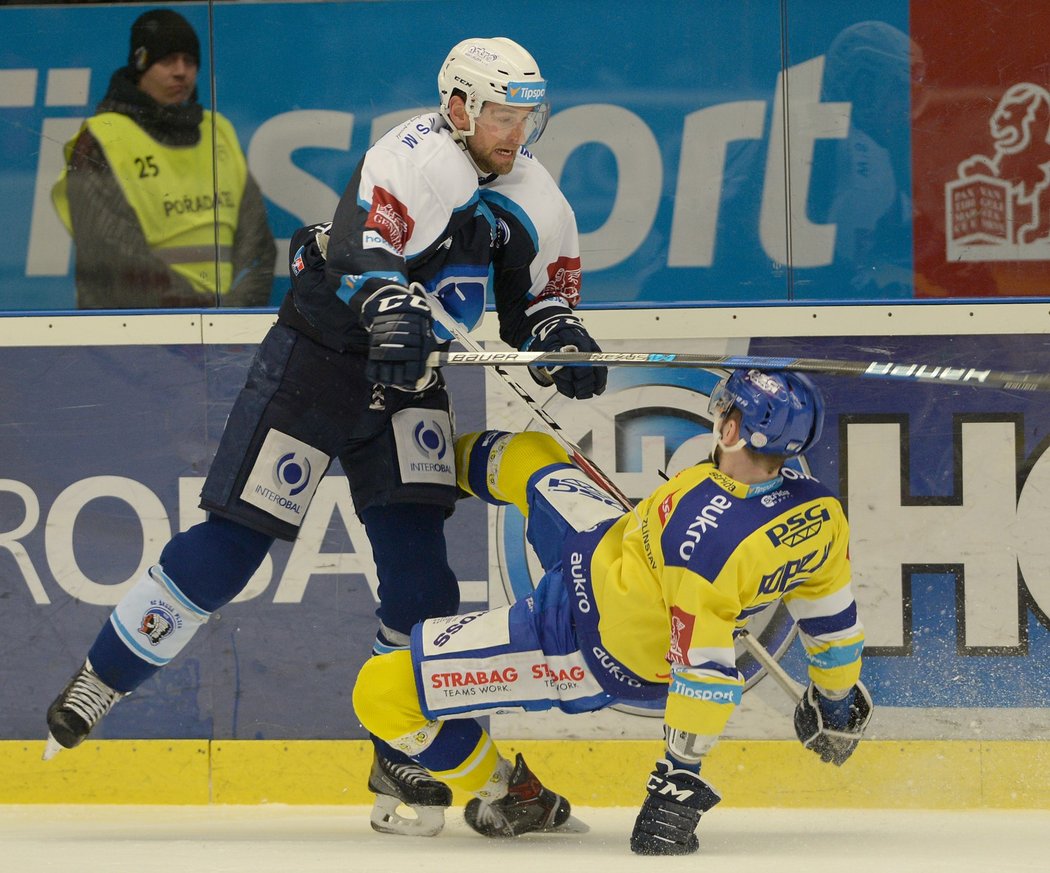 Plzeňský zadák Jakub Kindl v souboji s padajícím Michalem Popelkou ze Zlína