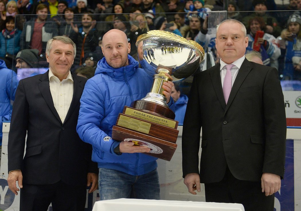 Prezidentský pohár převzal za Plzeň Tomáš Vlasáka, sportovní manažer klubu a asistent trenéra