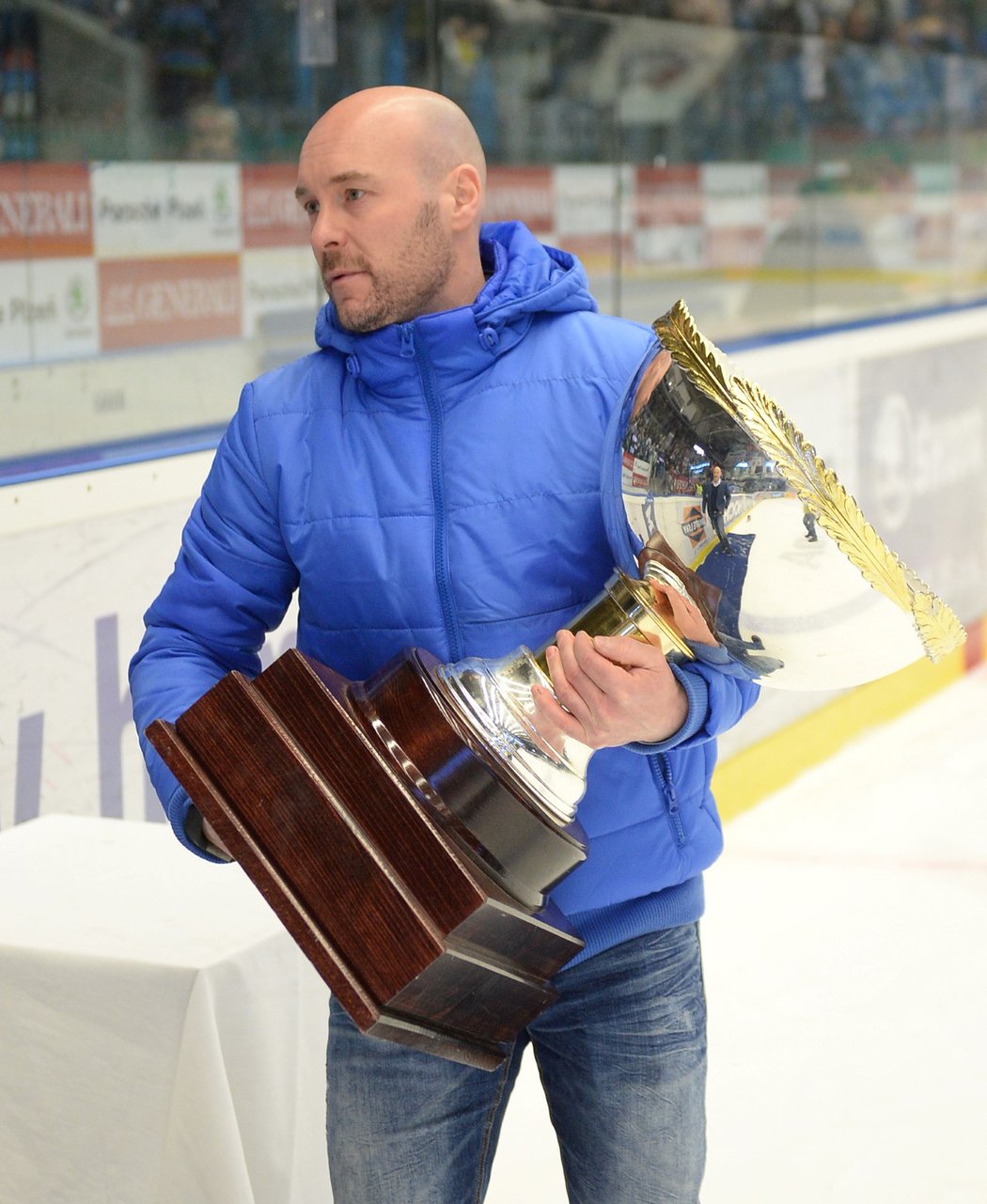 Pohár pro vítěze základní části extraligy převzal za Plzeň trenér Tomáš Vlasák