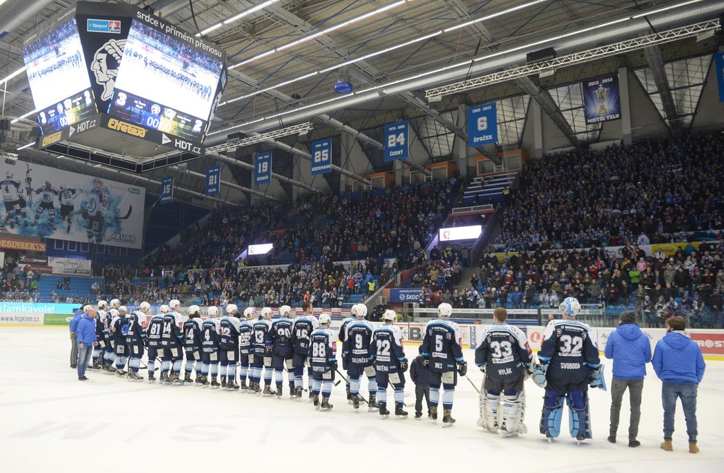 Plzeňští hokejisté oslavují vítězství v základní části extraligy