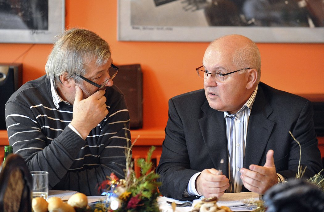 Prezident APK Ctibor Jech a ředitel hokejové extraligy Stanislav Šulc (vpravo) na mimořádném zasedání ve Velké Bíteši
