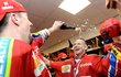 Dominik Hašek se pro ročník 2009/2010 vrátil v mateřském klubu k hokeji a hned po čtvrtém finále si mohl užít mistrovskou spršku šampaňského...