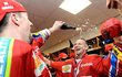 Dominik Hašek se pro ročník 2009/2010 vrátil v mateřském klubu k hokeji a hned po čtvrtém finále si mohl užít mistrovskou spršku šampaňského... Dominik Hašek se pro ročník 2009/2010 vrátil v mateřském klubu k hokeji a hned po čtvrtém finále si mohl užít mistrovskou spršku šampaňského...