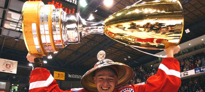 Ještě jednou sezona 2002/2003 a triumf Slavie. Takhle si s pohárem a pokličkou užíval Jan Novák...