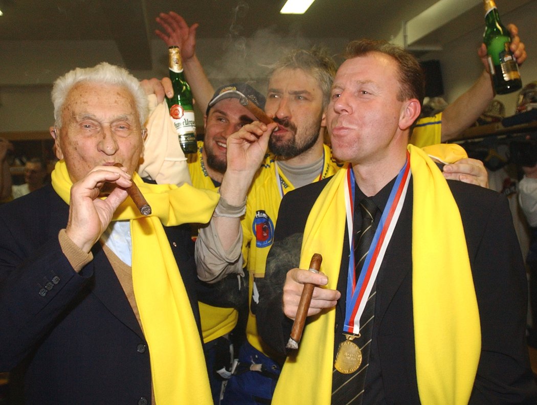 2003/2004. Historický titul pro zlínské Berany. Vítězné doutníky si vychutnávají Tomáš Baťa, Martin Hamrlík či Martin Altrichter.