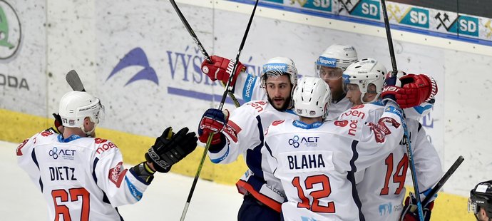 Chomutovští hokejisté se radují ze vstřelené branky