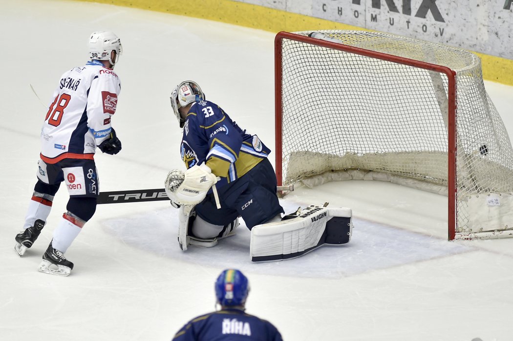 Jakub Sklenář z Chomutova střílí gól, který nakonec byl vítězný