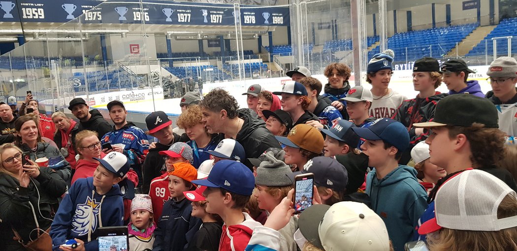 Na Jaromíra Jágra se během baráže přijela podívat hromada dětí z Kanady, které zkupovaly věci ve fanshopu. Legenda se jim nakonec podepisovala