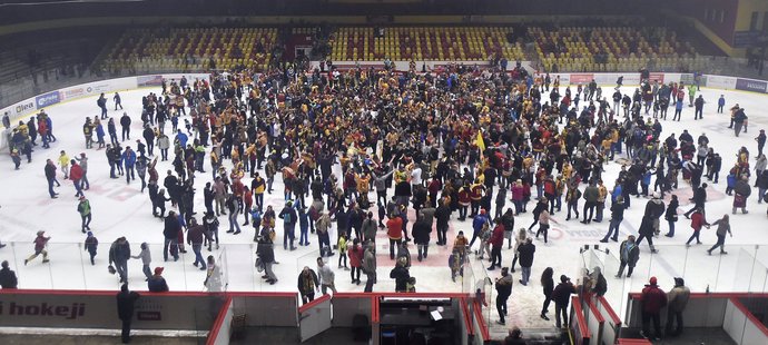 Fanoušci se po konci zápasu seběhli na ledové ploše, aby oslavili postup do extraligy