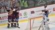 Hokejisté Jihlavy se radují z druhé branky Petra Straky v utkání proti Kladnu