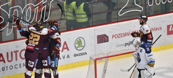 Hokejisté Jihlavy se radují z druhé branky Petra Straky v utkání proti Kladnu