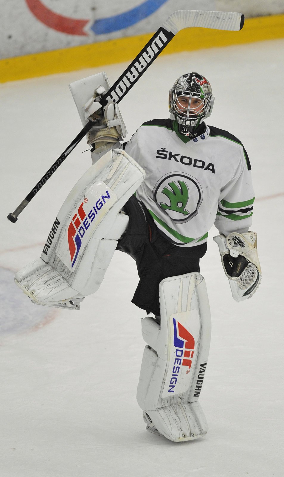 Brankář Mladé Boleslavi Michal Valent se raduje z výhry nad Olomoucí, která je poslala blíž postupu do extraligy