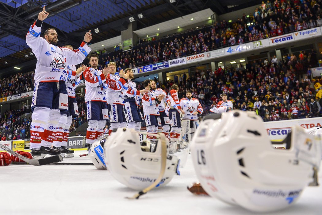 Hokejisté Dynama Pardubice se radují z extraligové záchrany
