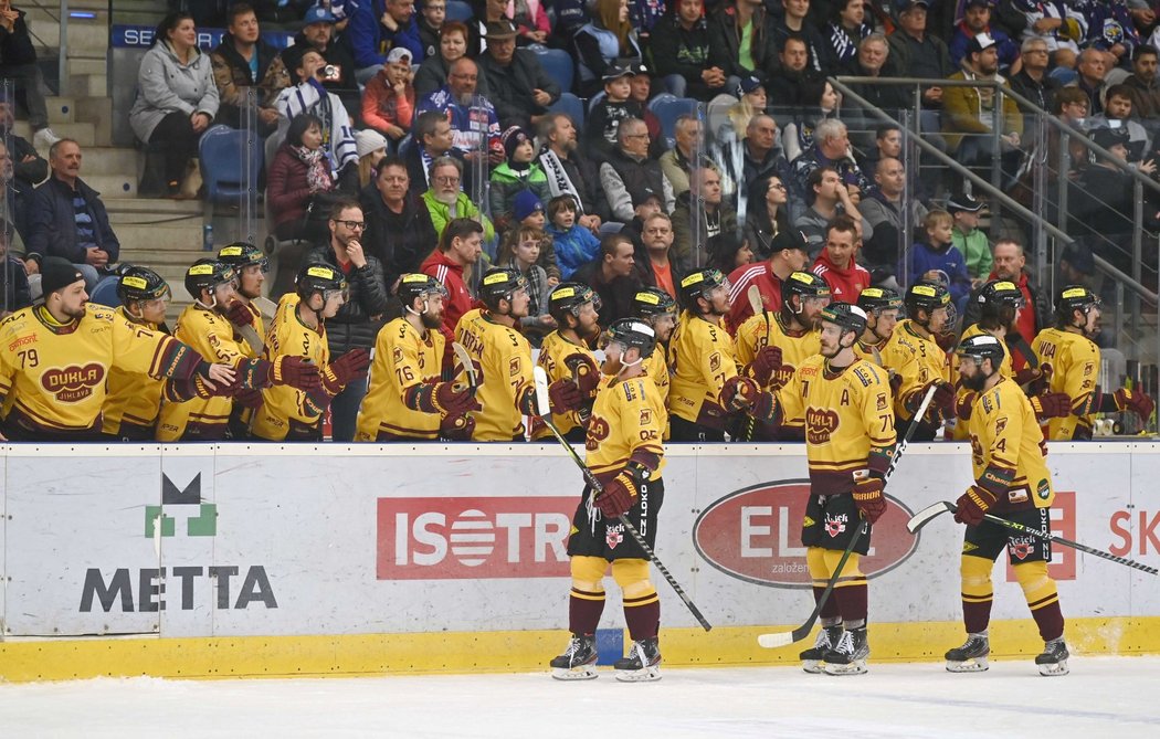 Jihlavští hokejisté slaví branku proti Kladnu