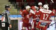 Hokejisté Slavie se radují z prvního gólu, jehož autorem byl útočník Milan Mikulík