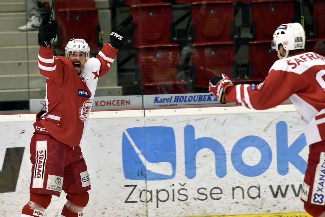 Útočník Slavie Milan Mikulík se raduje z gólu  do sítě Karlových Varů