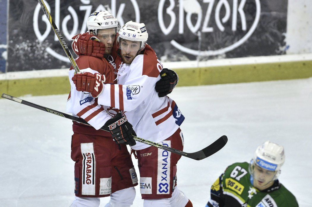 Útočníci Slavie Henri Tuominen (vlevo) a Martin Ondráček se radují z gólu