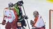 Brankář Olomouce Tomáš Halász likviduje jednu ze šancí boleslavských hokejistů