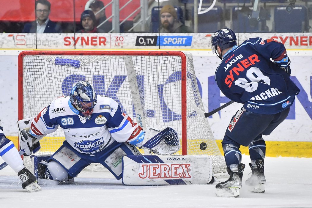 Marek Zachar v šanci před brankářem Komety Matejem Tomkem