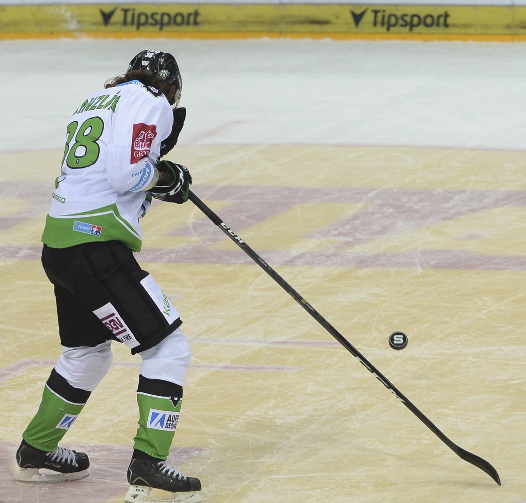 Jan Hanzlík dostal pukem do obličeje a na ledě se rychle objevila krev