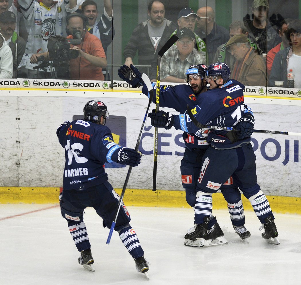 Michal Birner, Michal Řepík a Lukáš Derner se radují z bleskové branky do sítě Boleslavi ve 3. semifinále extraligy