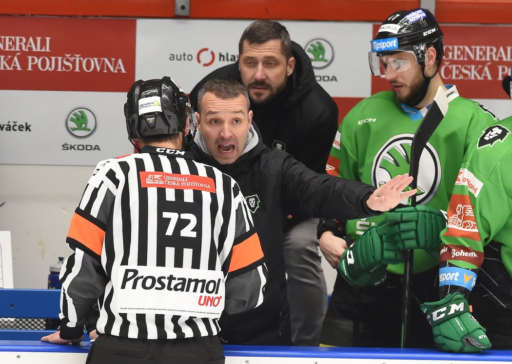 Trenér Boleslavi Ladislav Čihák v diskuzi s rozhodčím Pavlem Obadalem