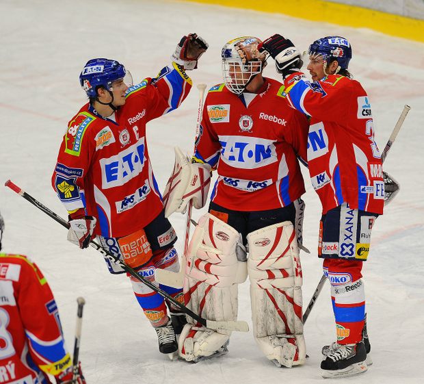 Pardubická radost: Petr Koukal (vlevo) a Aaron MacKenzie gratulují Dominiku Haškovi k vychytané nule Pardubická radost: Petr Koukal (vlevo) a Aaron MacKenzie gratulují Dominiku Haškovi k vychytané nule