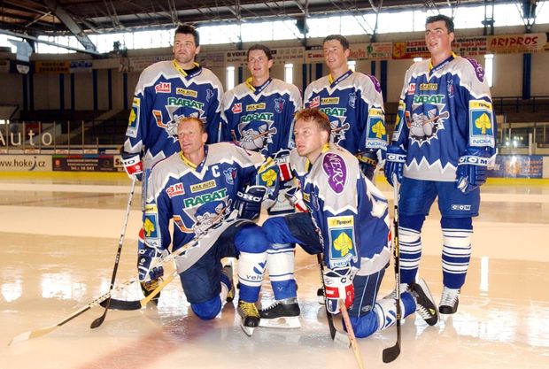 Během výlukové sezony 2004-05 se v Kladně sešla řada tehdejších hvězd NHL. Vedle Jaromíra Jágra si zahráli spolu také bratři Tomáš (vpravo nahoře) a František (druhý zprava) Kaberle Během výlukové sezony 2004-05 se v Kladně sešla řada tehdejších hvězd NHL. Vedle Jaromíra Jágra si zahráli spolu také bratři Tomáš (vpravo nahoře) a František (druhý zprava) Kaberle