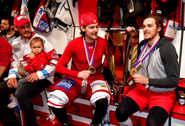 Ondřej a Michal Kovaříčkové společně oslavují zisk Masarykova poháru s Třincem Ondřej a Michal Kovaříčkové společně oslavují zisk Masarykova poháru s Třincem