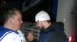 Kováčik se podepisuje jednomu z fandů, kteří v noci vítali vítězné brněnské hokejisty