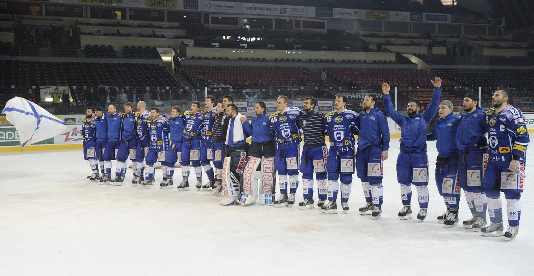 Hokejisté Komety Brno vyhráli v rozhodujícím sedmém zápase semifinále extraligy na ledě Sparty 5:4 a budou bojovat o titul se Zlínem. Pražané, kteří suverénně ovládli základní část soutěže, získali bronz. 