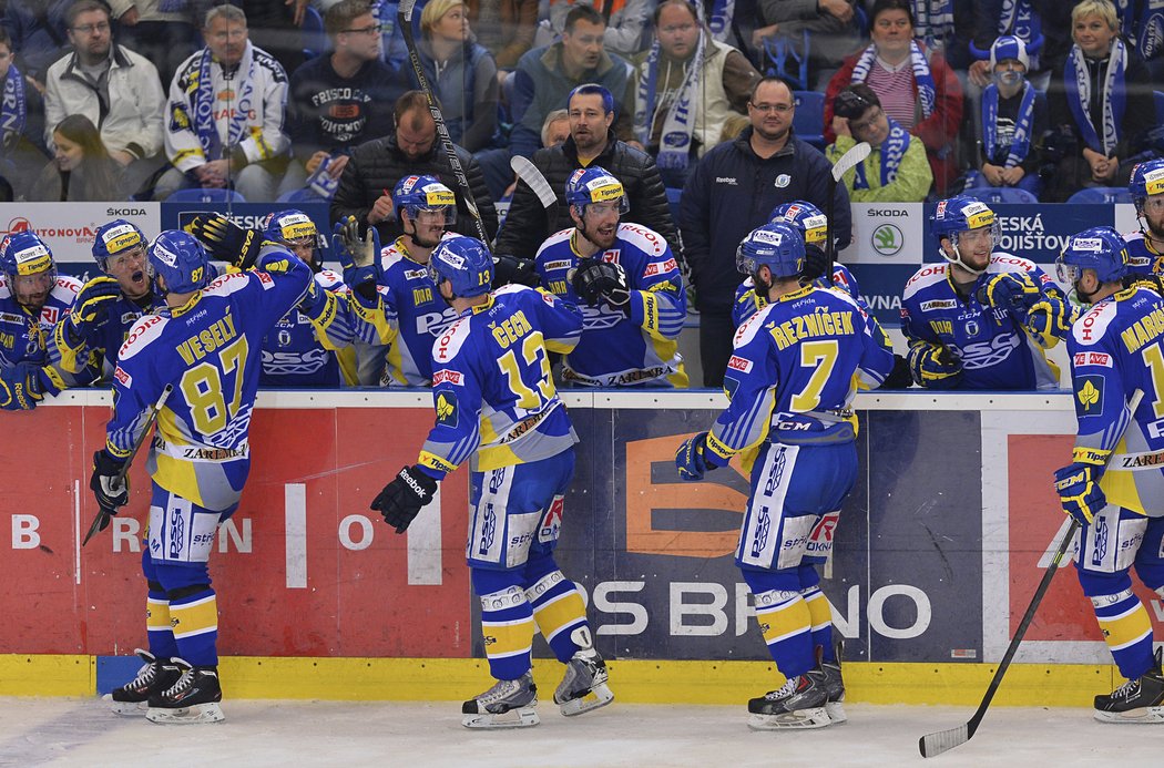 Hokejisté Zlína vyhráli ve třetím finále play off extraligy na ledě Komety Brno 4:1 a jsou krok od mistrovského titulu. V sérii vedou 3:0 a již v úterý mohou slavit druhý extraligový triumf v klubové historii. Zlín dnes sice inkasoval gól již po patnácti sekundách, ale podařilo se mu vývoj zápasu otočit.