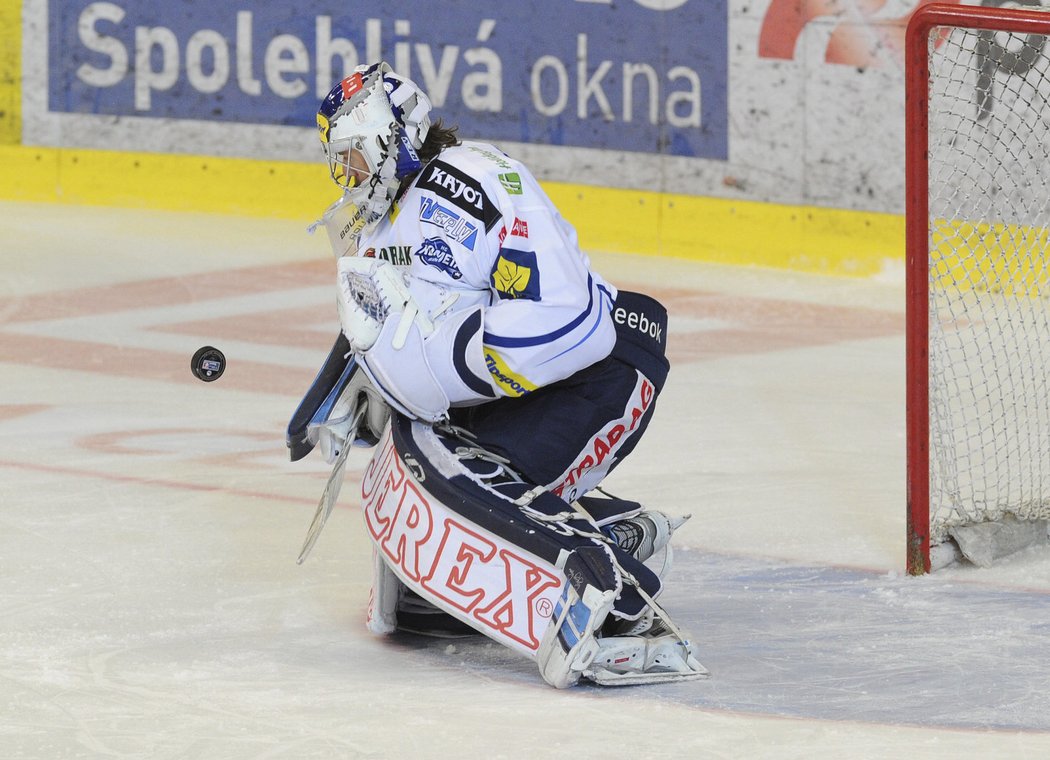 Hokejisté Komety Brno porazili ve čtvrtém finále play off extraligy Zlín 3:1 a snížili stav série na 1:3. Domácí odvrátili první mečbol soupeře zejména díky útočníkovi Jakubu Koreisovi, který dnes jeden gól vstřelil a na dvou brankách se podílel asistencí. Druhou šanci získat Masarykův pohár bude mít Zlín v pátek v domácím prostředí.