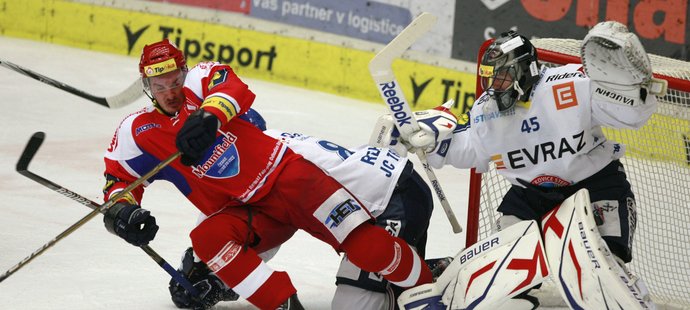 Navrátilec z NHL Aleš Kotalík bojuje před Romanem Málkem.