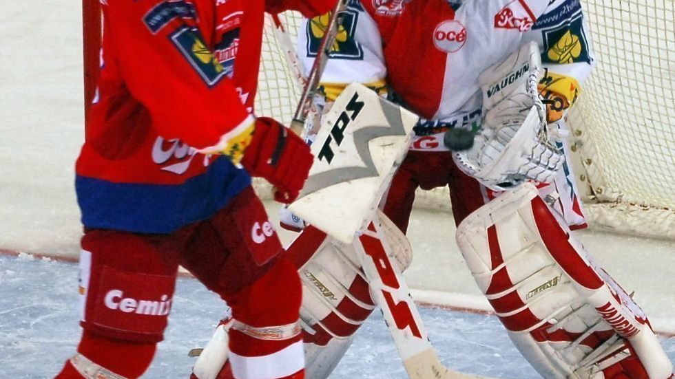 Radek Duda stíní před brankou slávisty Adama Svobody