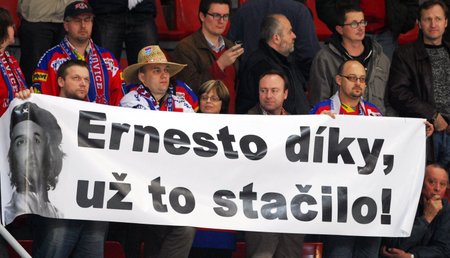Protest českobudějovických fanoušků proti trenérovi Bokrošovi.