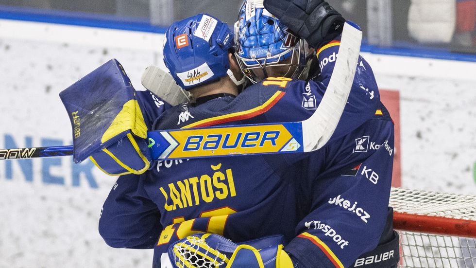 Budějovický brankář Jan Strmeň se objímá s Róbertem Lantošim po vítězství na nájezdy proti Kometě Brno