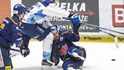 Atakovaný budějovický Róbert Lantoši Hynkem Zohornou z Komety Brno