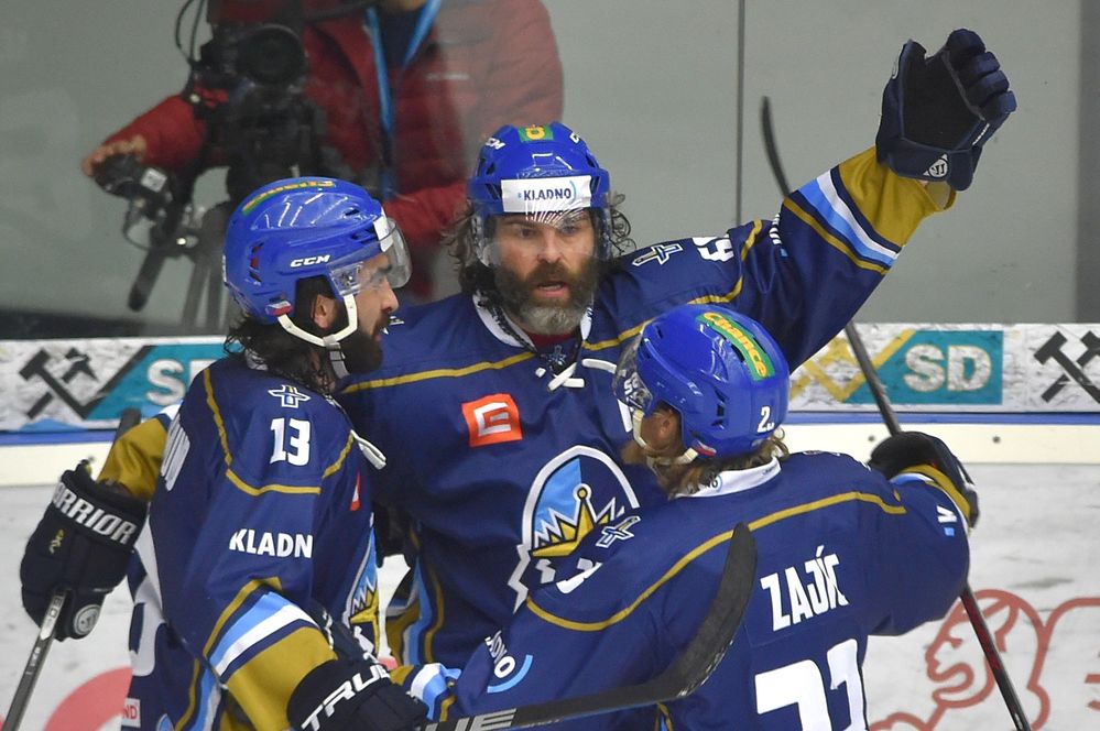 Kladenští hokejisté se radují z exkluzivní druhé trefy Jaromíra Jágra v zápase na ledě Chomutova