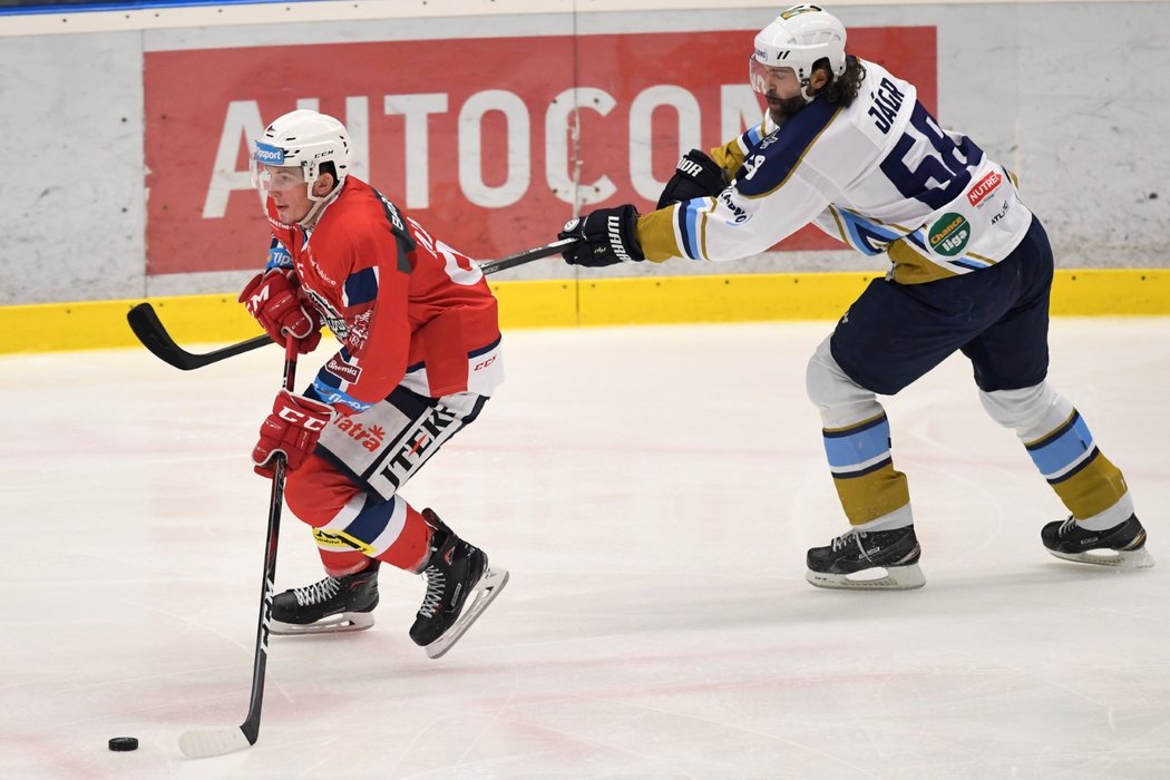 Jaromír Jágr se hokejkou snaží zastavit unikajícího pardubického útočníka Jana Mandáta