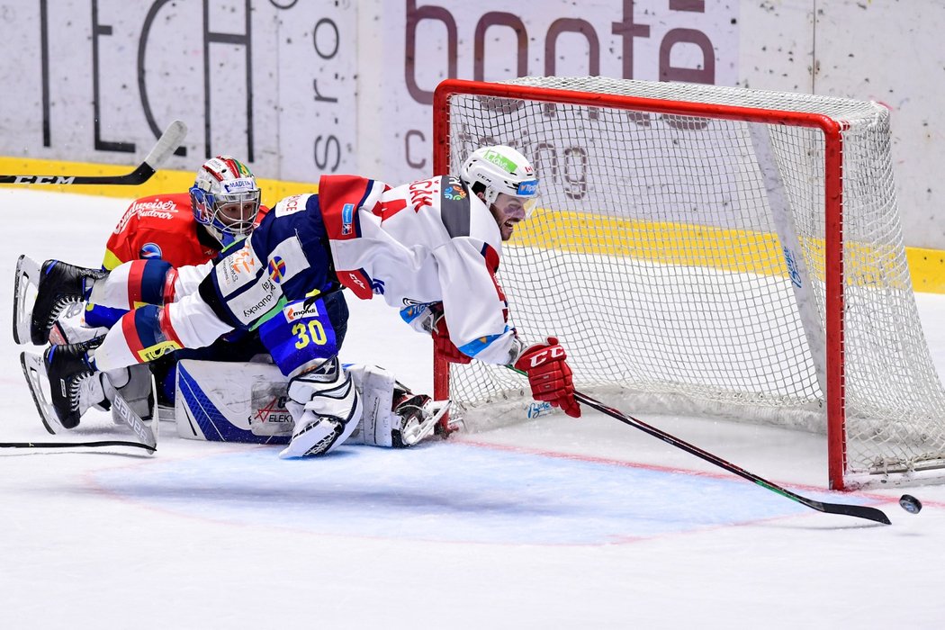 Jako Bobby Orr se pardubický forvard Brian Ihnačák snažil zasunout puk za Petra Kváču, nepodařilo se mu to