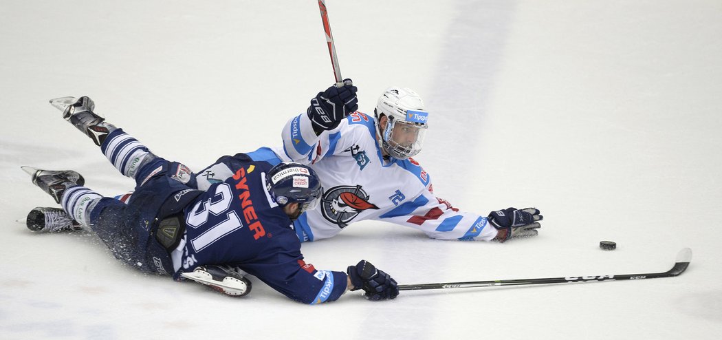 Hostující Dominik Lakatoš a Ondřej Dlapa v netradiční pozici