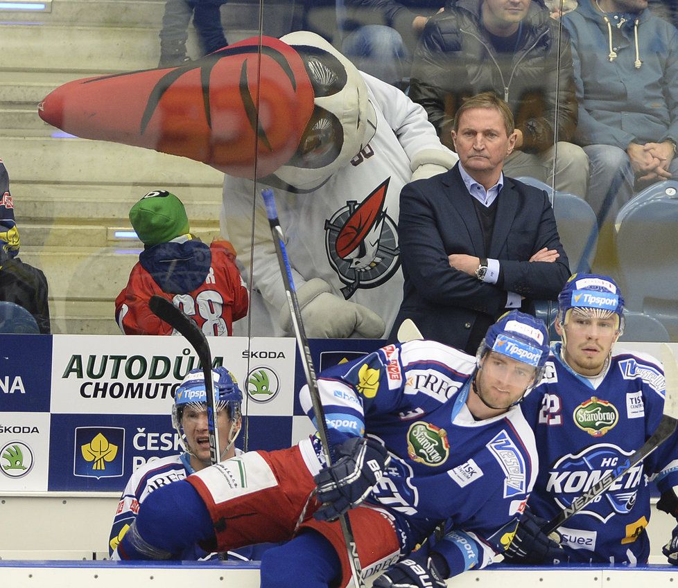 Maskot Chomutova provokuje trenéra Hadamczika