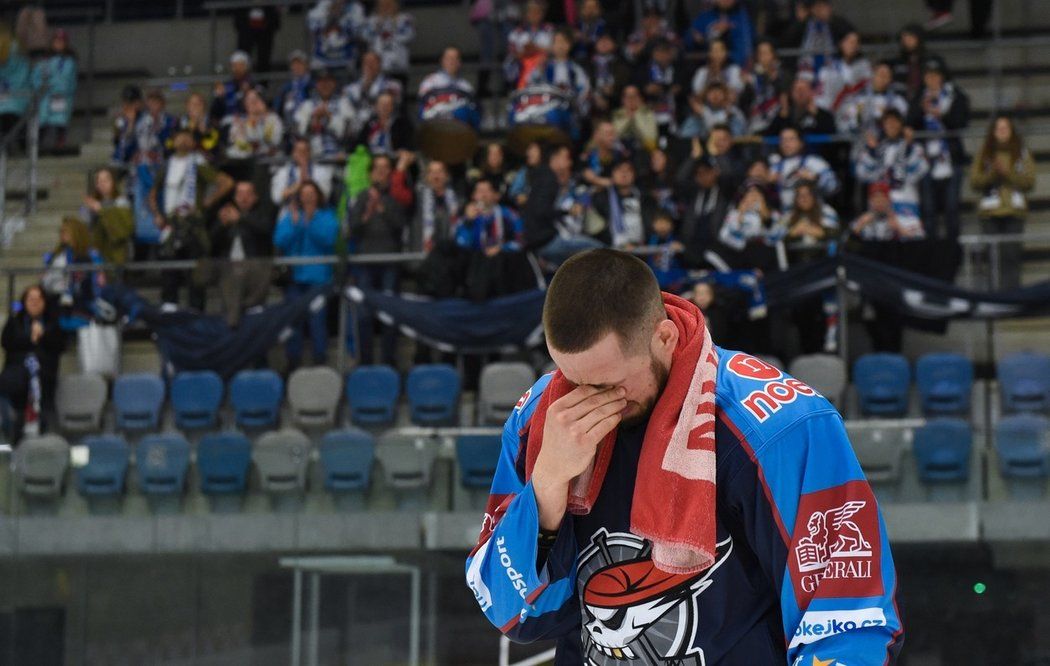 Chomutovského odchovance Nicolase Hlavu velice tíží současná situace klubu, kterému hrozí pád do pralese, možná i zánik