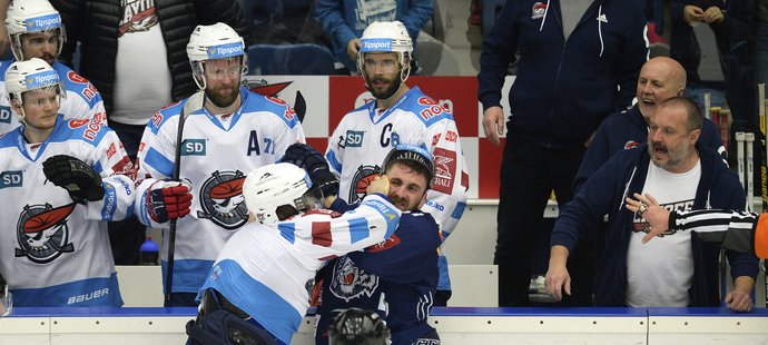 Pár vteřin před koncem se do sebe bez rukavic pustili Michal Poletín a Lukáš Vantuch