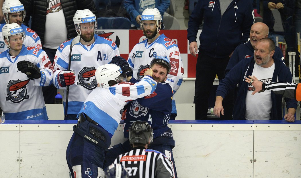 Pár vteřin před koncem se do sebe bez rukavic pustili Michal Poletín a Lukáš Vantuch