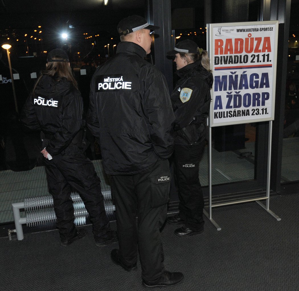 Nezvané fanoušky v Chomutově vyhlíželi i městští policisté