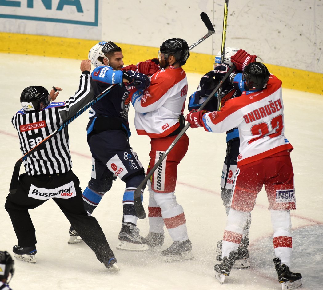 Potyčka mezi hokejisty Chomutova a Olomouce