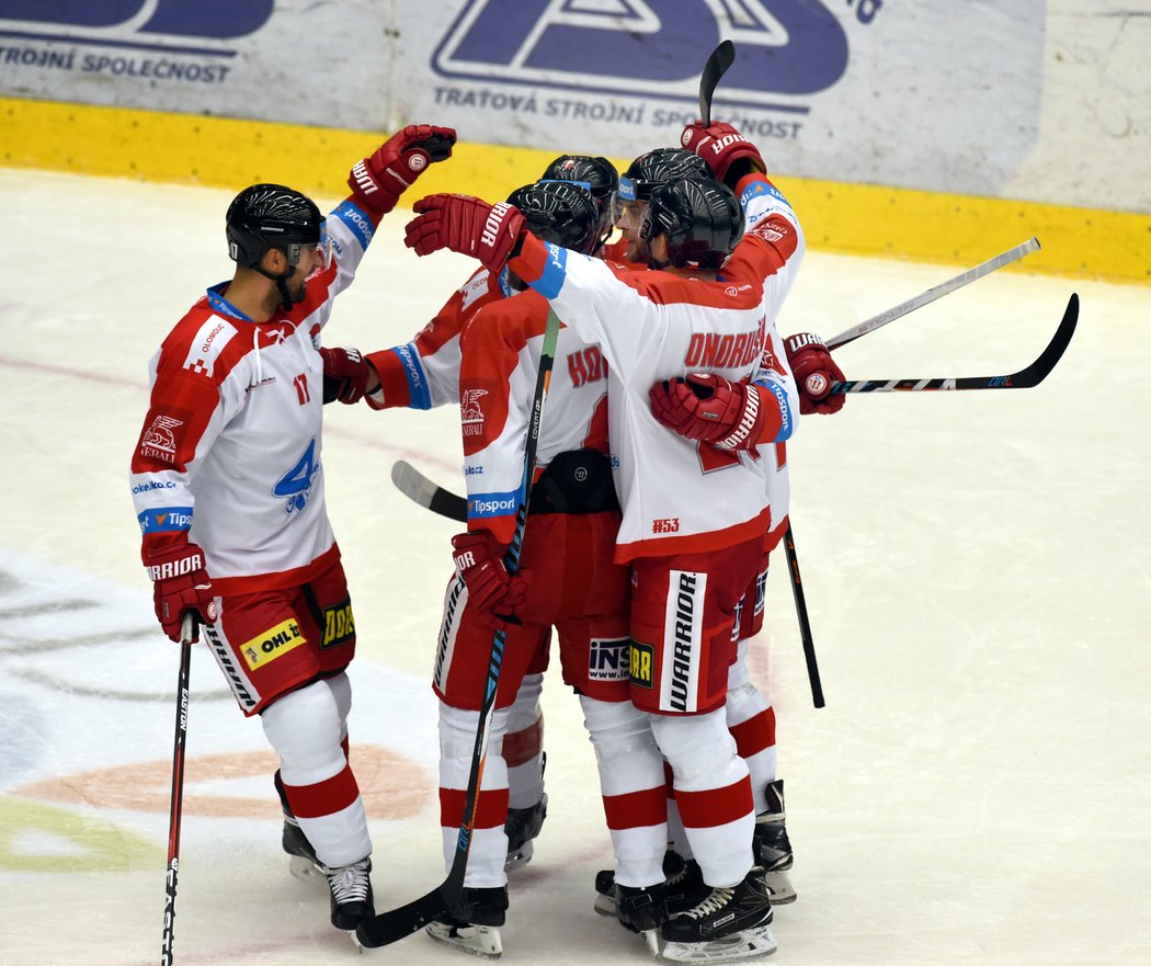 Olomoučtí hokejisté se radují z gólu proti Chomutovu