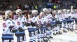 Hokejisté Chomutova slaví s fanoušky výhru na ledě Sparty